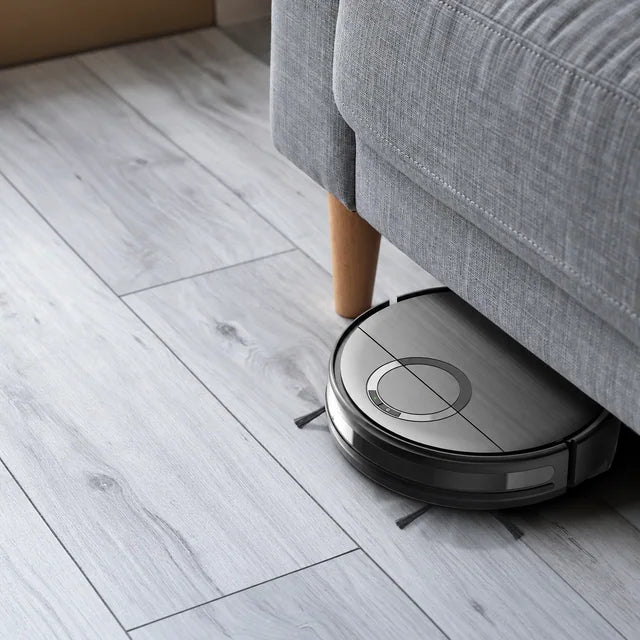 Der kompakte T7S am Rand eines Sofas